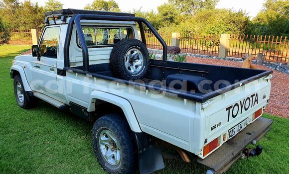 Buy Used Toyota Land Cruiser Silver Car in Ezulwini in Hhohho Buy Used Toyota Land Cruiser Silver Car in Ezulwini in Hhohho