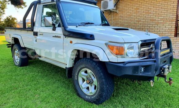Buy Used Toyota Land Cruiser Silver Car in Ezulwini in Hhohho Buy Used Toyota Land Cruiser Silver Car in Ezulwini in Hhohho
