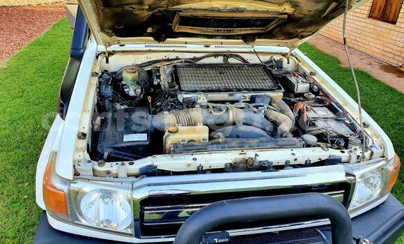Buy Used Toyota Land Cruiser Silver Car in Ezulwini in Hhohho Buy Used Toyota Land Cruiser Silver Car in Ezulwini in Hhohho
