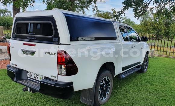 Nunua Ilio tumika Toyota Hilux White Gari ndani ya Ezulwini nchini Hhohho