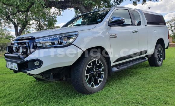 Nunua Ilio tumika Toyota Hilux White Gari ndani ya Ezulwini nchini Hhohho Nunua Ilio tumika Toyota Hilux White Gari ndani ya Ezulwini nchini Hhohho