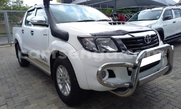 Nunua Ilio tumika Toyota Hilux White Gari ndani ya Manzini nchini Manzini