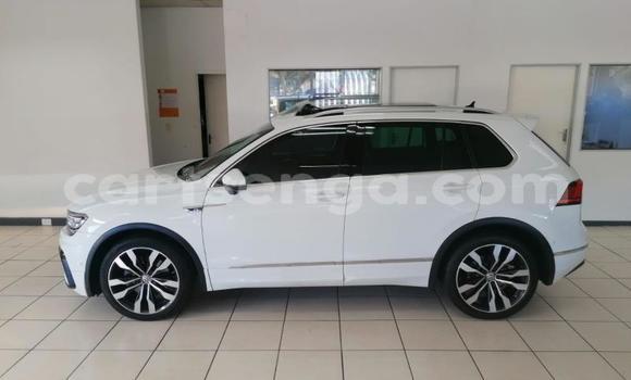 Nunua Ilio tumika Volkswagen Tiguan White Gari ndani ya Bhunya nchini Manzini