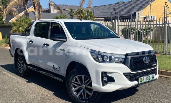 Nunua Ilio tumika Toyota Hilux White Gari ndani ya Ezulwini nchini Hhohho Nunua Ilio tumika Toyota Hilux White Gari ndani ya Ezulwini nchini Hhohho