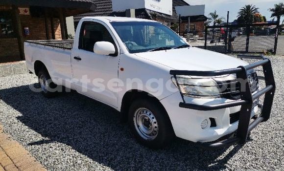 Nunua Ilio tumika Toyota Hilux White Gari ndani ya Tshaneni nchini Lubombo
