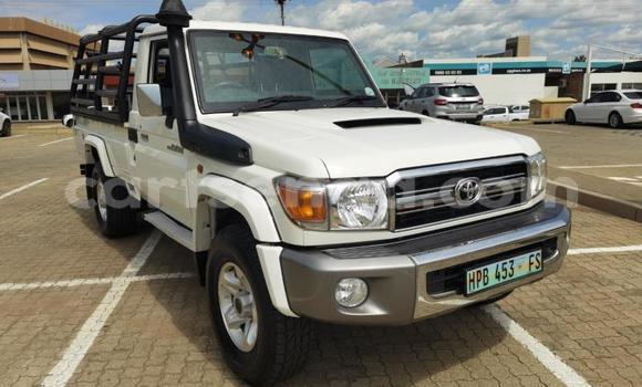 Nunua Ilio tumika Toyota Land Cruiser White Gari ndani ya Big Bend nchini Wilaya ya Lubombo