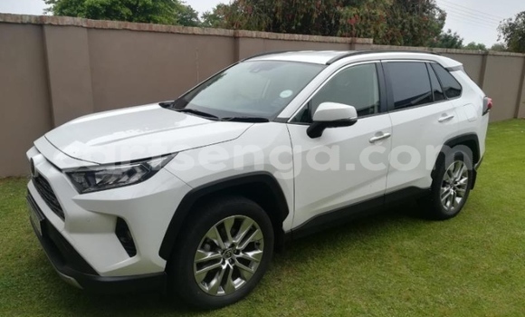 Buy Used Toyota RAV4 White Car in Ezulwini in Hhohho Buy Used Toyota RAV4 White Car in Ezulwini in Hhohho