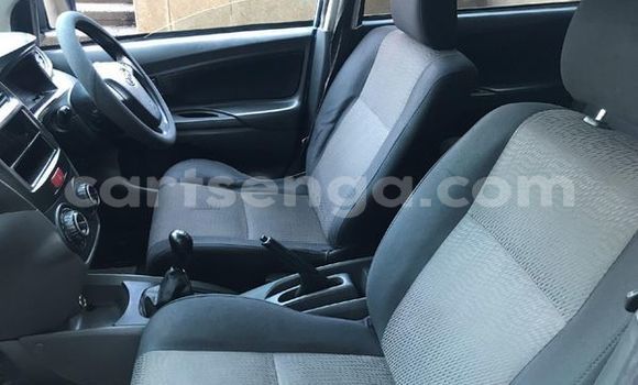 Nunua Ilio tumika Toyota Avanza Blue Gari ndani ya Ezulwini nchini Hhohho Nunua Ilio tumika Toyota Avanza Blue Gari ndani ya Ezulwini nchini Hhohho