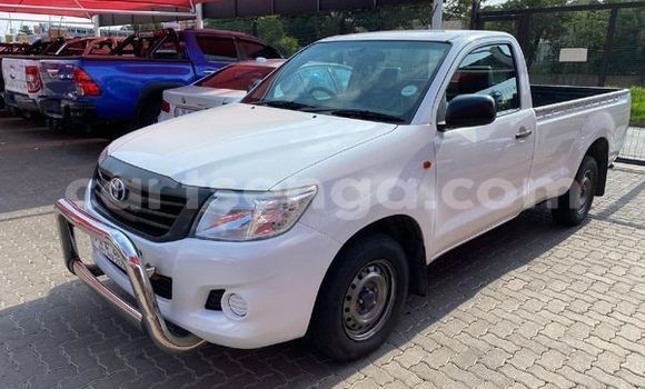 Nunua Ilio tumika Toyota Hilux White Gari ndani ya Ezulwini nchini Hhohho