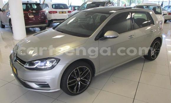 Nunua Ilio tumika Volkswagen Golf Beige Gari ndani ya Ezulwini nchini Hhohho