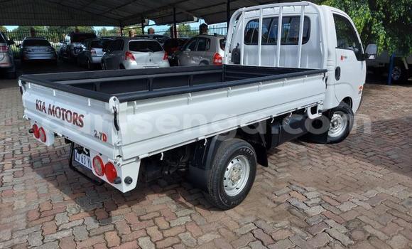 Buy Used Kia K7 White Car in Ngomane in Lubombo District Buy Used Kia K7 White Car in Ngomane in Lubombo District