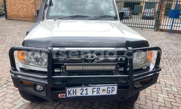Buy Used Toyota Land Cruiser White Car in Lavumisa in Shiselweni District Buy Used Toyota Land Cruiser White Car in Lavumisa in Shiselweni District