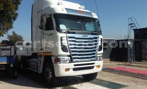 Buy Used Caterpillar 120 White Truck in Mbabane in Manzini Buy Used Caterpillar 120 White Truck in Mbabane in Manzini