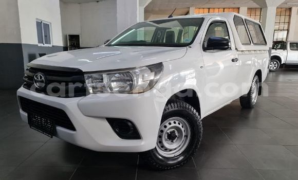 Nunua Ilio tumika Toyota Hilux White Gari ndani ya Ezulwini nchini Hhohho