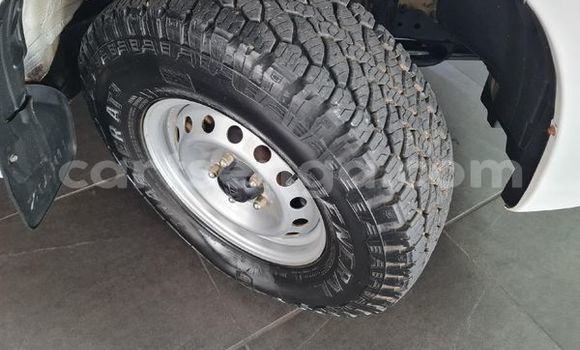 Nunua Ilio tumika Toyota Hilux White Gari ndani ya Ezulwini nchini Hhohho Nunua Ilio tumika Toyota Hilux White Gari ndani ya Ezulwini nchini Hhohho