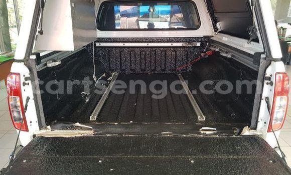 Buy Used Nissan Navara White Car in Ezulwini in Hhohho Buy Used Nissan Navara White Car in Ezulwini in Hhohho