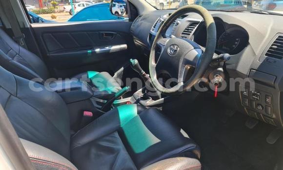 Nunua Ilio tumika Toyota Hilux White Gari ndani ya Ezulwini nchini Hhohho Nunua Ilio tumika Toyota Hilux White Gari ndani ya Ezulwini nchini Hhohho