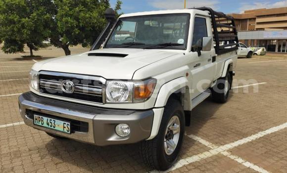 Buy Used Toyota Hilux White Car in Ezulwini in Hhohho Buy Used Toyota Hilux White Car in Ezulwini in Hhohho