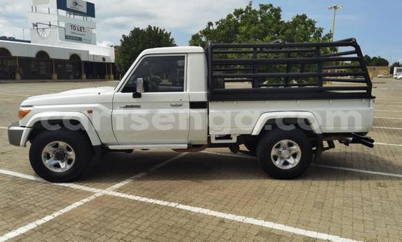 Buy Used Toyota Hilux White Car in Ezulwini in Hhohho Buy Used Toyota Hilux White Car in Ezulwini in Hhohho