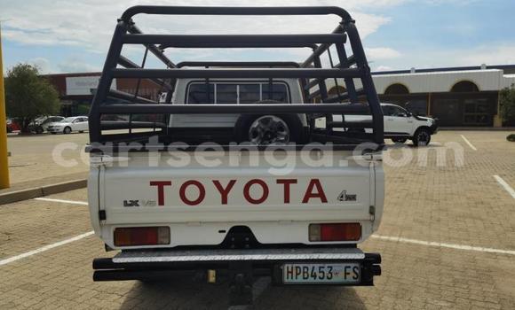 Buy Used Toyota Hilux White Car in Ezulwini in Hhohho Buy Used Toyota Hilux White Car in Ezulwini in Hhohho