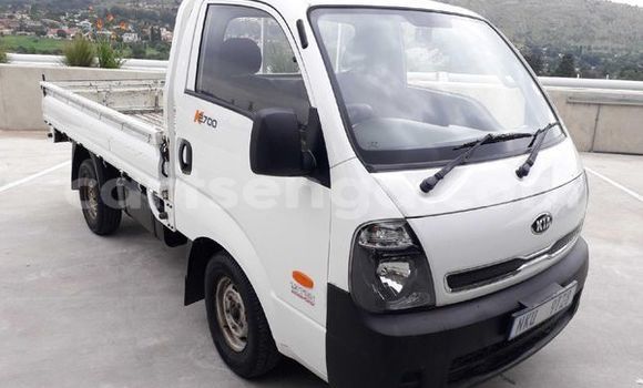 Nunua Ilio tumika Kia K7 White Gari ndani ya Ezulwini nchini Hhohho