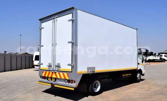 Acheter Occasion Utilitaire Hino 300 Series Blanc à Big Bend, Lubombo District Acheter Occasion Utilitaire Hino 300 Series Blanc à Big Bend, Lubombo District