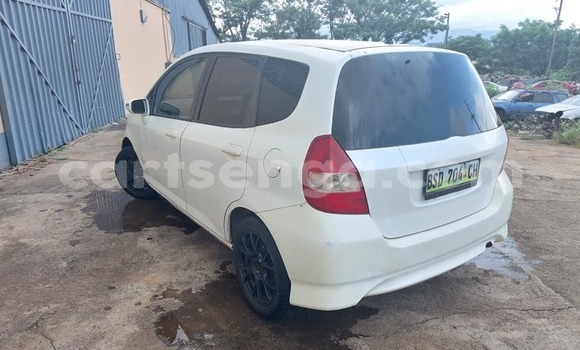 Nunua Ilio tumika Honda FIT White Gari ndani ya Manzini nchini Manzini Nunua Ilio tumika Honda FIT White Gari ndani ya Manzini nchini Manzini