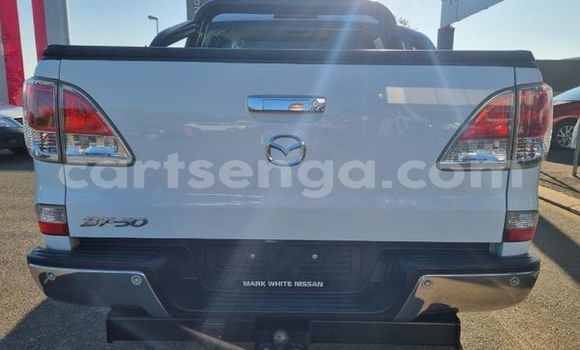 Nunua Ilio tumika Mazda BT-50 White Gari ndani ya Ezulwini nchini Hhohho Nunua Ilio tumika Mazda BT-50 White Gari ndani ya Ezulwini nchini Hhohho