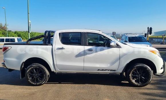 Nunua Ilio tumika Mazda BT-50 White Gari ndani ya Ezulwini nchini Hhohho Nunua Ilio tumika Mazda BT-50 White Gari ndani ya Ezulwini nchini Hhohho