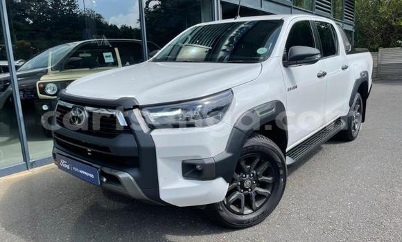 Nunua Ilio tumika Toyota Hilux White Gari ndani ya Ezulwini nchini Hhohho