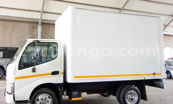 Nunua Ilio tumika Toyota Dyna White Gari ndani ya Ezulwini nchini Hhohho Nunua Ilio tumika Toyota Dyna White Gari ndani ya Ezulwini nchini Hhohho