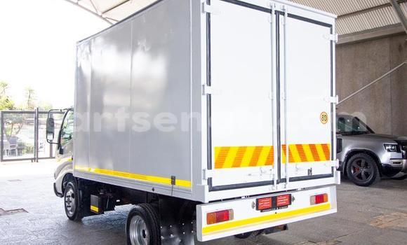 Nunua Ilio tumika Toyota Dyna White Gari ndani ya Ezulwini nchini Hhohho Nunua Ilio tumika Toyota Dyna White Gari ndani ya Ezulwini nchini Hhohho