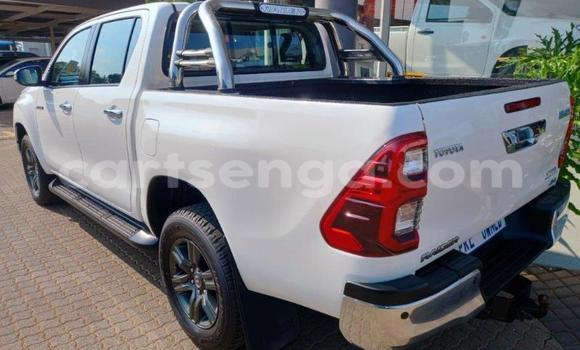 Nunua Ilio tumika Toyota Hilux White Gari ndani ya Ezulwini nchini Hhohho Nunua Ilio tumika Toyota Hilux White Gari ndani ya Ezulwini nchini Hhohho