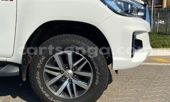 Nunua Ilio tumika Toyota Hilux White Gari ndani ya Ezulwini nchini Hhohho Nunua Ilio tumika Toyota Hilux White Gari ndani ya Ezulwini nchini Hhohho