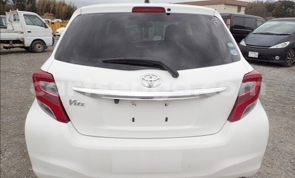 Nunua Ilio tumika Toyota Vitz White Gari ndani ya Ezulwini nchini Hhohho Nunua Ilio tumika Toyota Vitz White Gari ndani ya Ezulwini nchini Hhohho