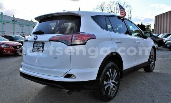 Nunua Imported Toyota RAV4 White Gari ndani ya Ezulwini nchini Hhohho Nunua Imported Toyota RAV4 White Gari ndani ya Ezulwini nchini Hhohho