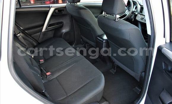 Nunua Imported Toyota RAV4 White Gari ndani ya Ezulwini nchini Hhohho Nunua Imported Toyota RAV4 White Gari ndani ya Ezulwini nchini Hhohho