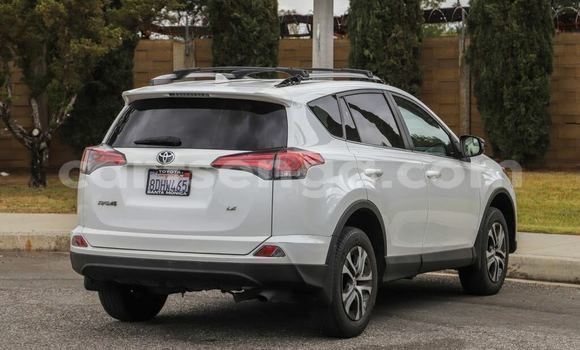 Nunua Imported Toyota RAV4 White Gari ndani ya Bhunya nchini Manzini Nunua Imported Toyota RAV4 White Gari ndani ya Bhunya nchini Manzini