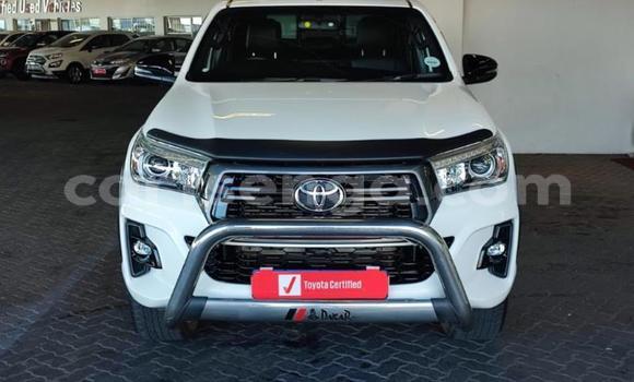 Nunua Ilio tumika Toyota Hilux White Gari ndani ya Ezulwini nchini Hhohho