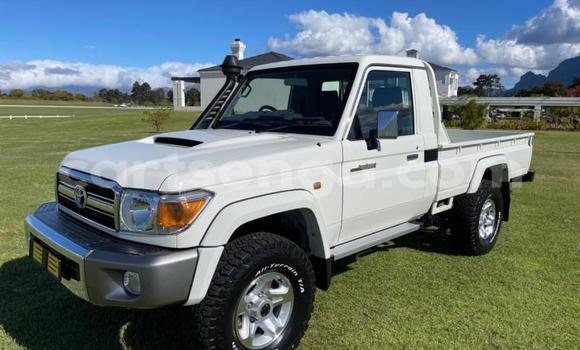 Buy Used Toyota Land Cruiser White Car in Big Bend in Lubombo District