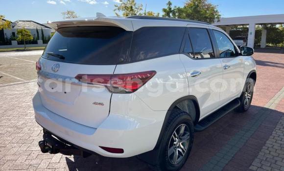 Nunua Ilio tumika Toyota Fortuner White Gari ndani ya Big Bend nchini Wilaya ya Lubombo Nunua Ilio tumika Toyota Fortuner White Gari ndani ya Big Bend nchini Wilaya ya Lubombo