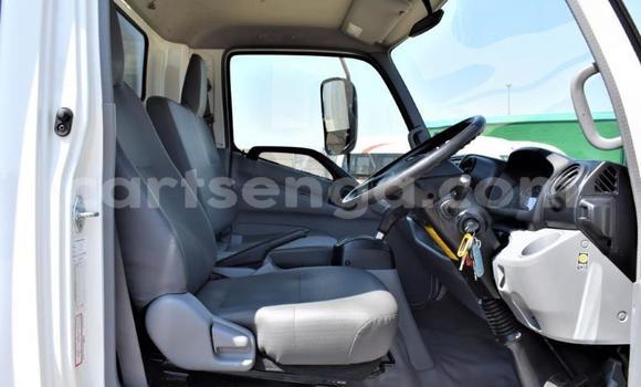 Nunua Ilio tumika Hino 300 Series White Lori ndani ya Ezulwini nchini Hhohho Nunua Ilio tumika Hino 300 Series White Lori ndani ya Ezulwini nchini Hhohho