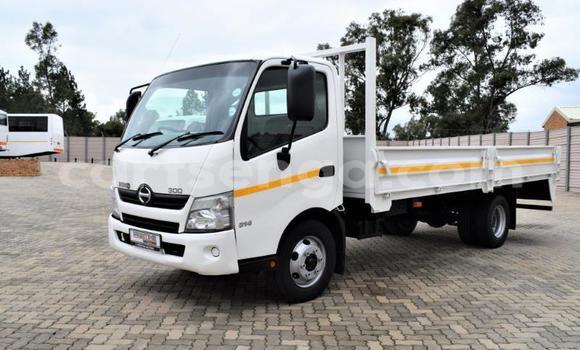 Acheter Occasion Utilitaire Hino 300 Series Blanc à Ezulwini, Hhohho Acheter Occasion Utilitaire Hino 300 Series Blanc à Ezulwini, Hhohho
