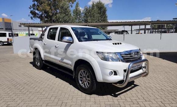 Nunua Ilio tumika Toyota Hilux White Gari ndani ya Ezulwini nchini Hhohho