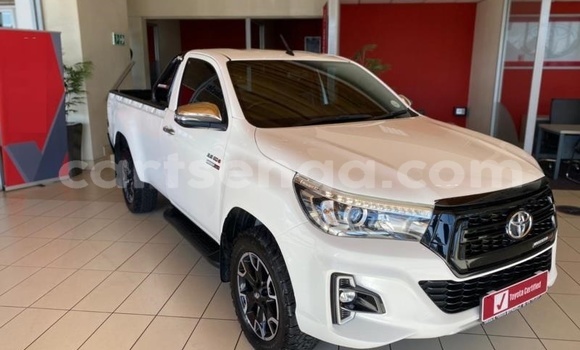 Nunua Ilio tumika Toyota Hilux White Gari ndani ya Ezulwini nchini Hhohho