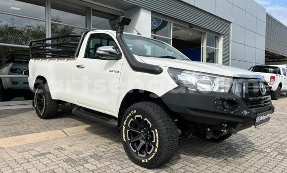 Nunua Ilio tumika Toyota Hilux White Gari ndani ya Ezulwini nchini Hhohho