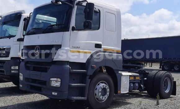 Nunua Ilio tumika Mercedes‒Benz Truck White Lori ndani ya Big Bend nchini Wilaya ya Lubombo