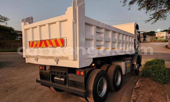 Acheter Occasion Utilitaire Mercedes‒Benz Tipper Blanc à Big Bend, Lubombo District Acheter Occasion Utilitaire Mercedes‒Benz Tipper Blanc à Big Bend, Lubombo District