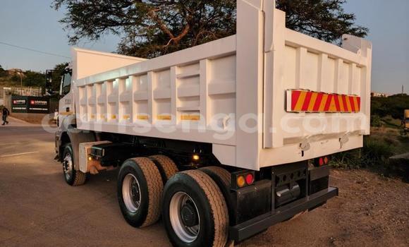 Acheter Occasion Utilitaire Mercedes‒Benz Tipper Blanc à Big Bend, Lubombo District Acheter Occasion Utilitaire Mercedes‒Benz Tipper Blanc à Big Bend, Lubombo District