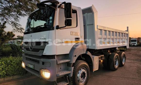 Acheter Occasion Utilitaire Mercedes‒Benz Tipper Blanc à Big Bend, Lubombo District Acheter Occasion Utilitaire Mercedes‒Benz Tipper Blanc à Big Bend, Lubombo District